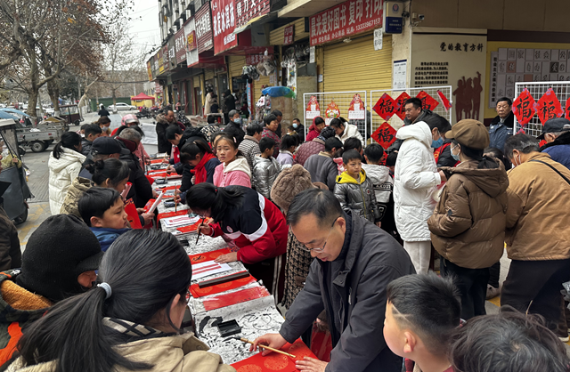 駐馬店市第一小學：師生攜手書春韻 義寫春聯賀新年